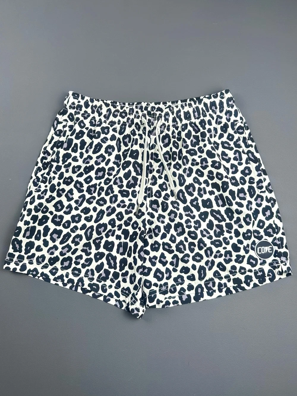 Cove Leopard Shorts Men’s 30 5” Inseam White Black Swim Gym Stretch Zip Pockets